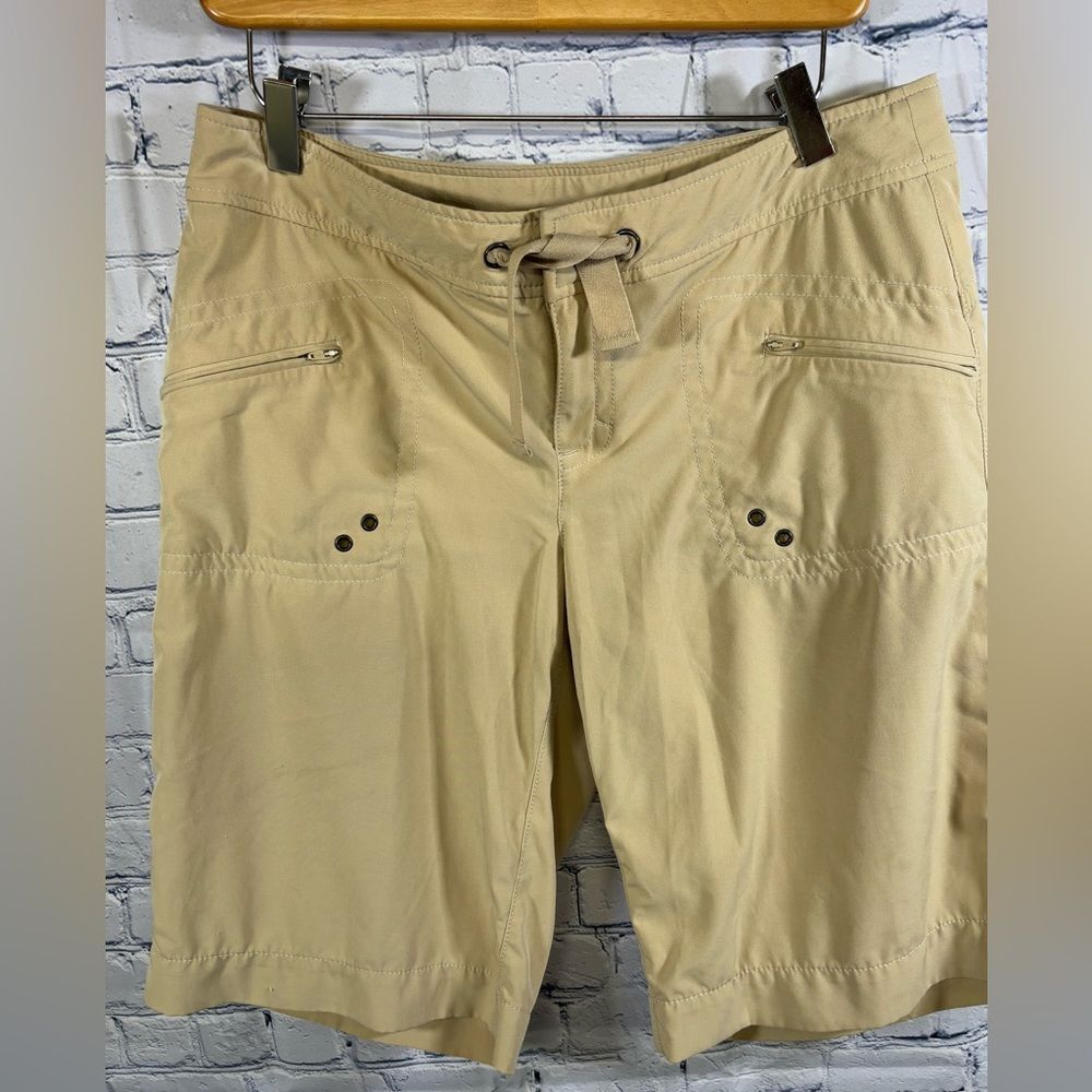 Athleta Women’s Beige Kick It Cargo Lightweight Stretch Bermuda Shorts Size 8